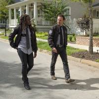 Walking Dead saison 6 : Andrew Lincoln (Rick) prend la défense du couple Rick/Michonne (spoilers)