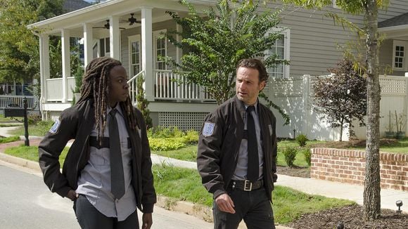 Walking Dead saison 6 : Andrew Lincoln (Rick) prend la défense du couple Rick/Michonne (spoilers)