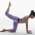 Le mouvement de yoga de flexion buste-genou pour renforcer les abdos et le dos