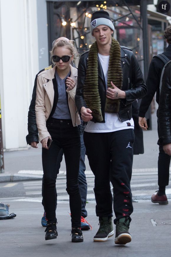 Lily-Rose Depp et son petit-ami Ash Stymest dans les rues de Paris le 22 mars 2016