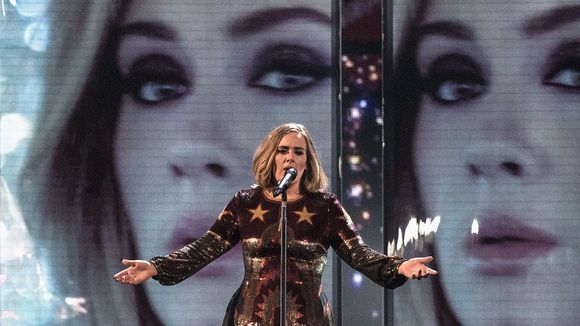 Adele : son hommage très émouvant aux victimes des attentats de Bruxelles (vidéo)