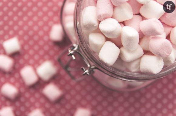 En cas de mal de gorge, manger des marshmallows peut s'avérer être une technique efficace.