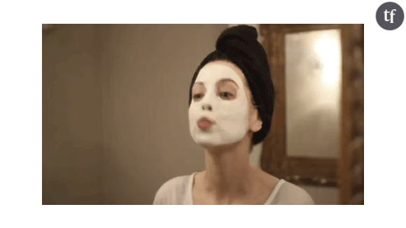 Laisser les actifs pénétrer votre peau pendant au moins 5 minutes, avant de retirer le masque.