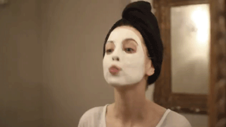 Laisser les actifs pénétrer votre peau pendant au moins 5 minutes, avant de retirer le masque.