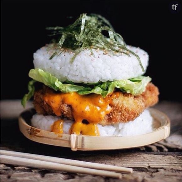 Le sushi burger est un savant mélange de burger et de sushi.