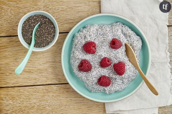 Pudding au lait d'amande, graines de chia et framboises