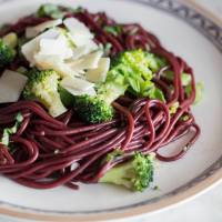 La recette des pâtes au vin rouge qui affole les gourmands