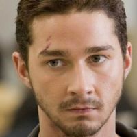 Shia LaBeouf tabassé en public ! Vidéo