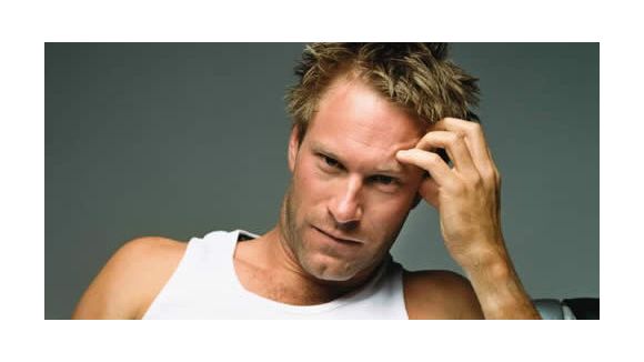 Aaron Eckhart jouera le batteur des Beach Boys – vidéo clip