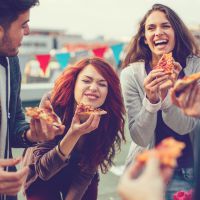 Pourquoi vous ne devriez jamais tenir une part de pizza par la croûte