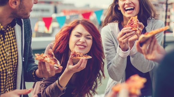Pourquoi vous ne devriez jamais tenir une part de pizza par la croûte