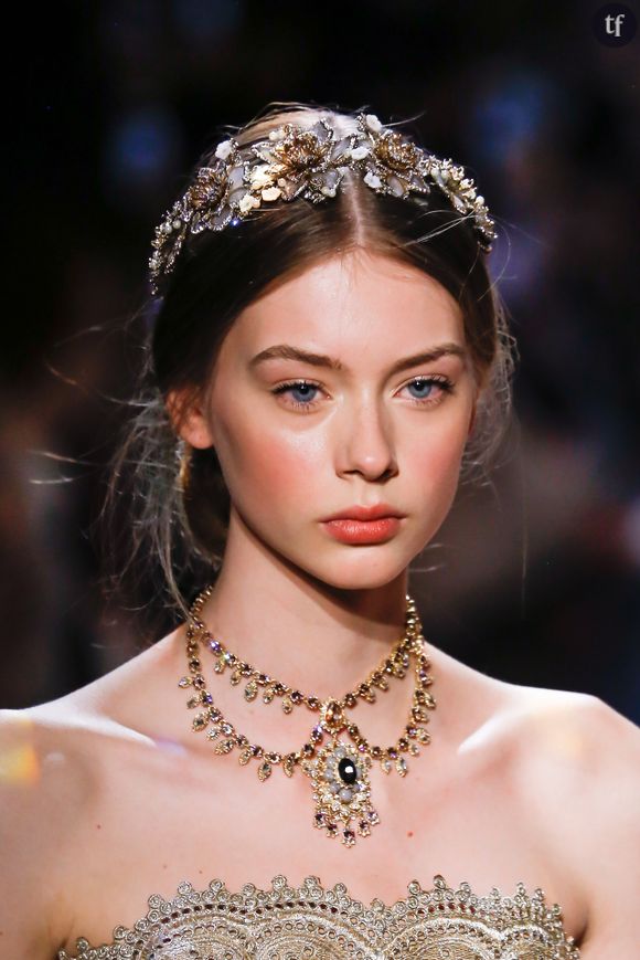 Coiffure Noël 2016 : un serre-t-ête bijoux comme chez Marchesa