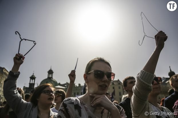 Pourquoi Le Cintre Est Le Symbole De L'avortement Les femmes interdites d'avorter après six semaines : le projet de loi