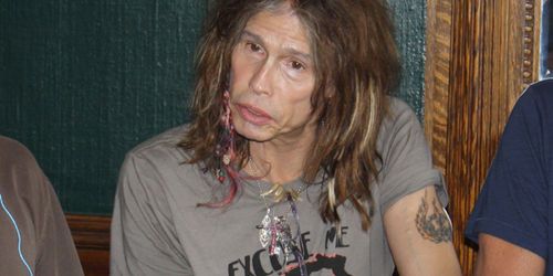Steven Tyler d'Aerosmith blessé dans sa chambre d'hôtel - vidéo