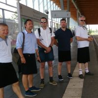 Interdits de bermuda en pleine canicule, des chauffeurs de bus se mettent en jupe