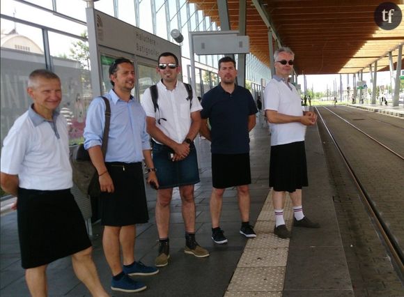 Interdits de bermuda en pleine canicule, des chauffeurs de bus se mettent en jupe