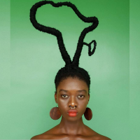 Cette artiste ivoirienne sculpte ses cheveux pour inspirer les femmes africaines