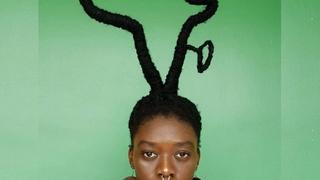 Cette artiste ivoirienne sculpte ses cheveux pour inspirer les femmes africaines