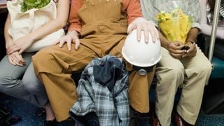 Manspreading : des autocollants dans le métro parisien pour dénoncer les goujats