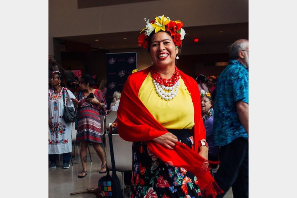 Des milliers de personnes transformées en Frida Kahlo pour célébrer la peintre
