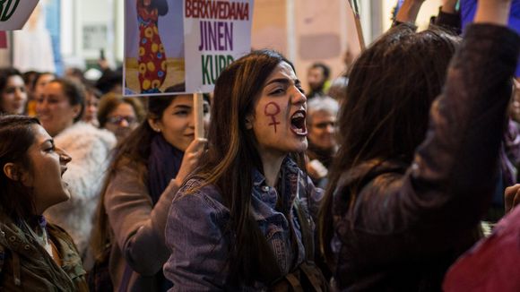 "Lâche-moi avec mon short" : les femmes turques revendiquent leur liberté vestimentaire