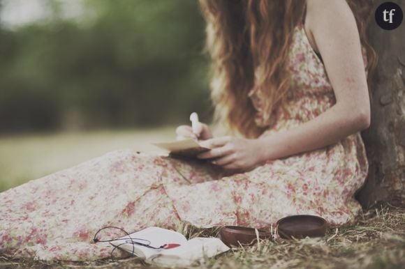 Jeune fille écrivant une lettre