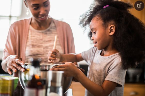 Mère et fille cuisinant