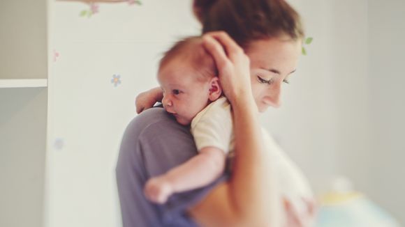 Porter son bébé est bon pour lui, c'est scientifiquement prouvé