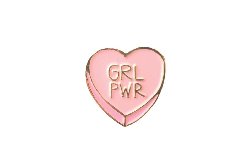 "GRL PWR" : le petit tatouage féministe qui cache une grande signification 