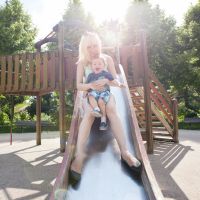 Faire du toboggan avec son enfant est-il dangereux ? Les médecins alertent