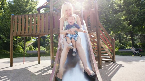 Faire du toboggan avec son enfant est-il dangereux ? Les médecins alertent