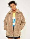  Manteau teddy en peau lainée sur Urban Outfitters, 100€ 