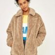  Manteau teddy en peau lainée sur Urban Outfitters, 100€ 