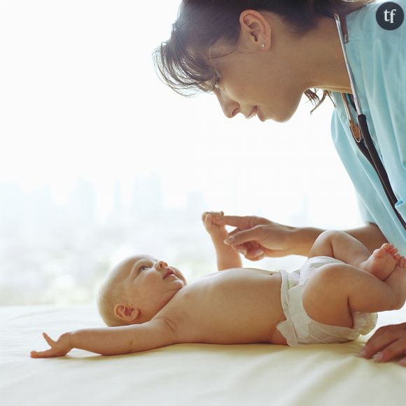 Ces infirmirères font des doigts d'honneur à des nouveaux-nés et créent le scandale