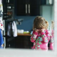 Mon enfant pleure avant d'aller à l'école : je fais quoi ?