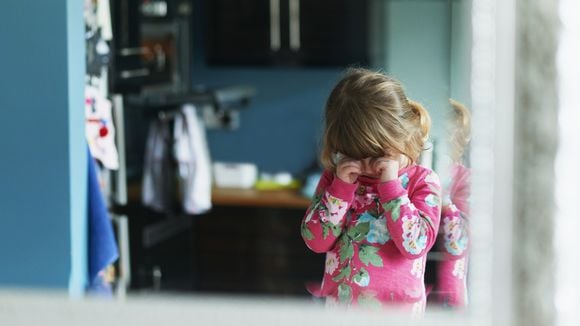 Mon enfant pleure avant d'aller à l'école : je fais quoi ?