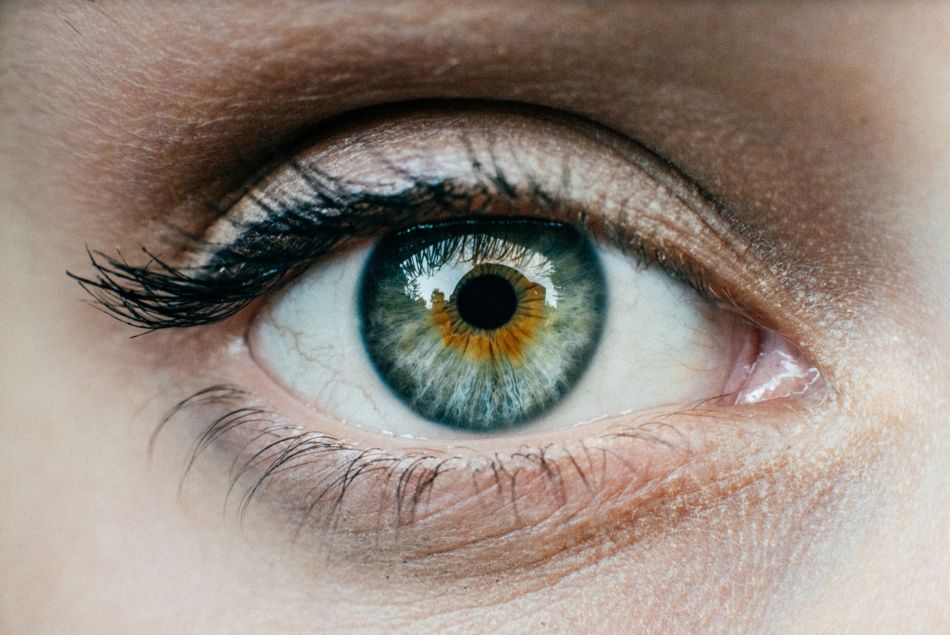 Cette mannequin alerte sur les dangers de se faire tatouer l'oeil 