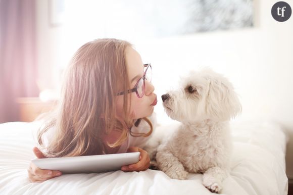 Une jeune femme et son chien.