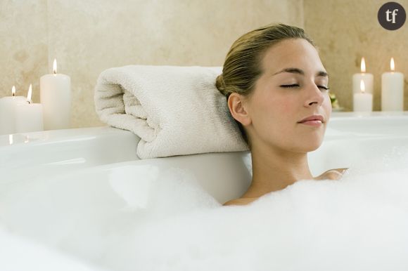 Une femme se relaxant dans son bain.