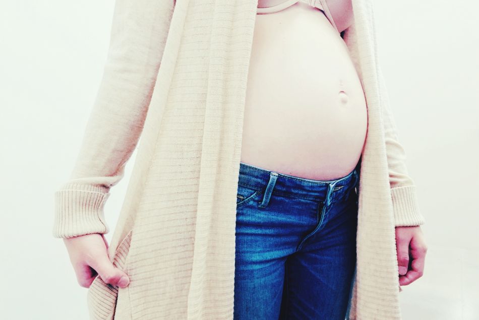 L'astuce géniale pour porter votre jean préféré jusqu'au 3e trimestre de grossesse