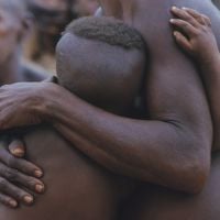 Les Akas, cette tribu où les hommes donnent le sein aux bébés