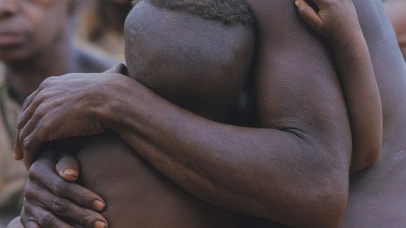 Les Akas, cette tribu où les hommes donnent le sein aux bébés