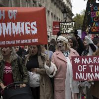 Les Anglaises défilent en momies pour soutenir les working mums