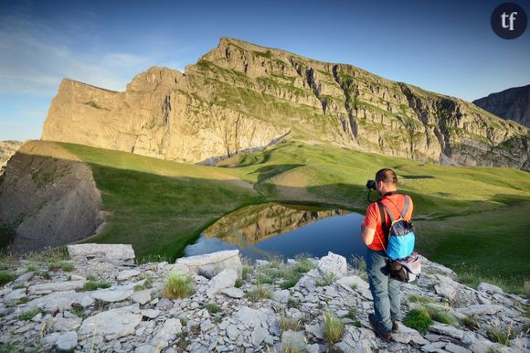 Un touriste dans les gorges de Vikos en Grèce.