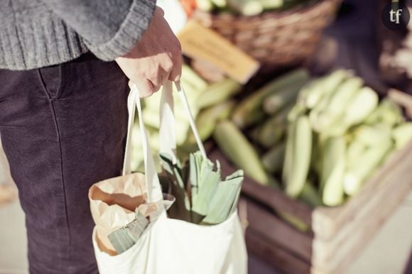 Un homme sur un marché.