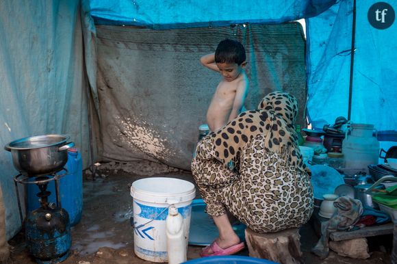 Une Syrienne lave son fils sous une tente après la libération de Raqqa, en Syrie.