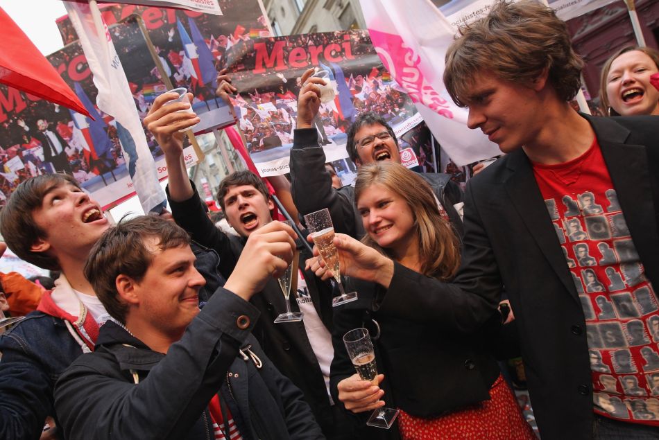 Thierry Marshal-Beck (à droite) et la jeunesse socialiste, célébrant la victoire de François Hollande en 2012.