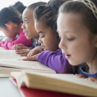 À l'école, les filles exerceraient une bonne influence sur les garçons