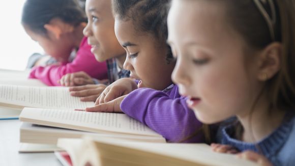 À l'école, les filles exerceraient une bonne influence sur les garçons
