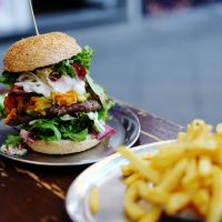 Mieux vaut manger deux burgers qu'un burger-frites